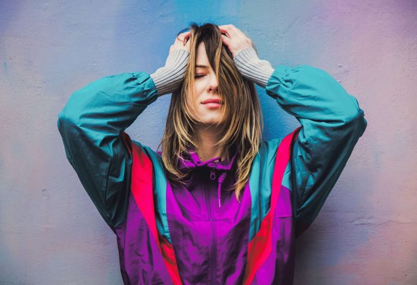 Comment harmoniser des tops à manches bouffantes avec des jupes crayon pour un look bureau moderne ?